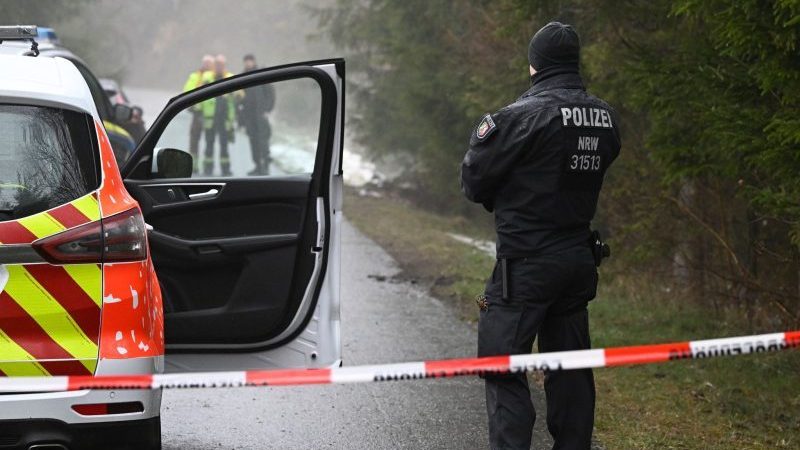 Einsatzkräfte der Polizei nahe des Fundorts einer Leiche in Freudenberg.