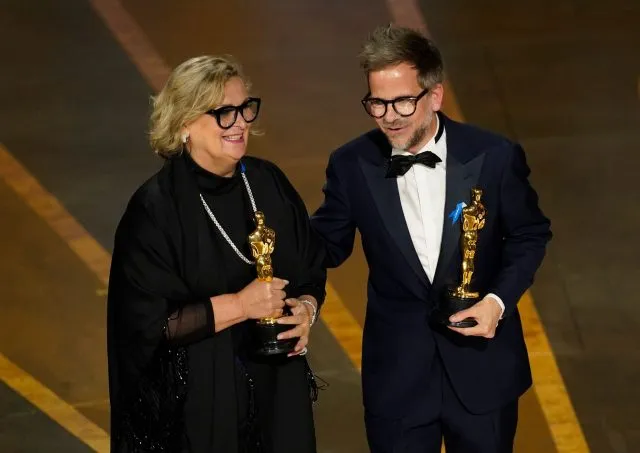 Sie nehmen den dritten Oscar für «Im Westen nichts Neues» entgegen:&nbsp;Ernestine Hipper und Christian M. Goldbeck werden für das beste Produktionsdesign ausgezeichnet.