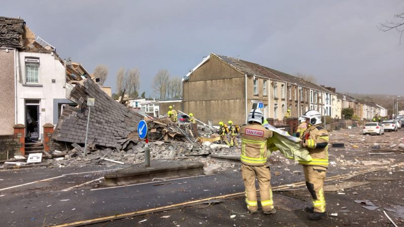 Zwei zerstörte Häuser nach einer schweren Detonation in der walisischen Stadt Swansea.