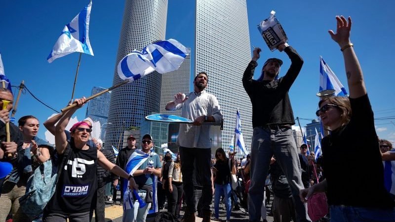 Menschen demonstrieren in Tel Aviv gegen die Pläne der neuen Regierung von Premierminister Netanjahu.