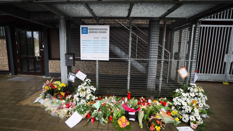 Blumen und Kerzen vor dem Eingangsbereich des Gemeindehauses in Hamburg, wo ein Amokläufer erst sieben Menschen und dann sich selbst erschossen hat.