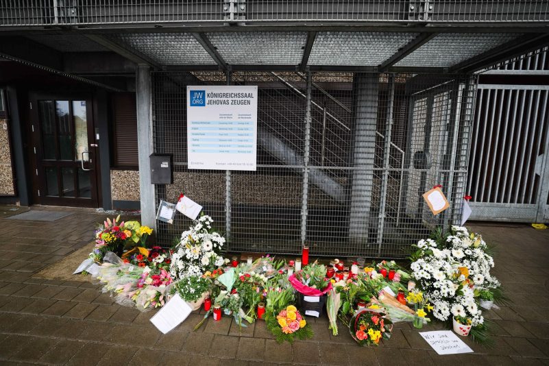 Blumen und Kerzen vor dem Eingangsbereich des Gemeindehauses in Hamburg, wo ein Amokläufer erst sieben Menschen und dann sich selbst erschossen hat.