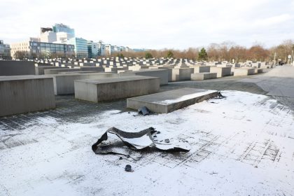 Auto kracht in Berliner Holocaust-Mahnmal