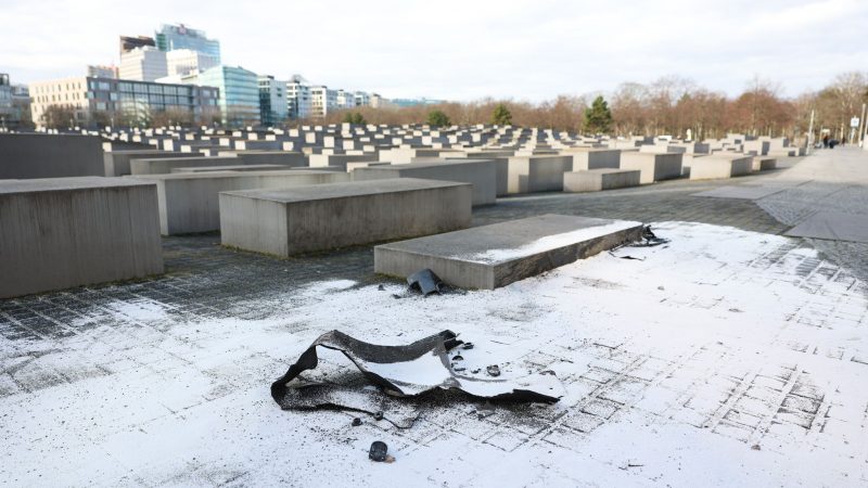 Nach dem Unfall: Trümmerteile des Autos am Berliner Holocaust-Mahnmal.