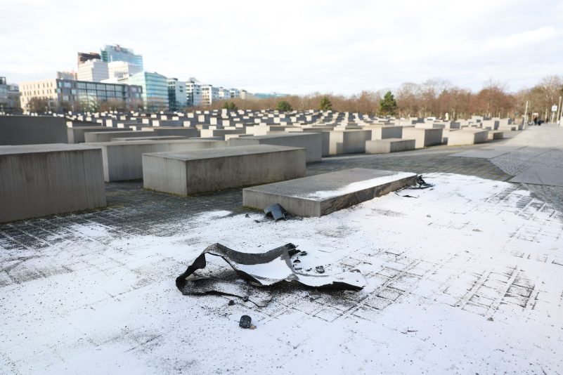 Nach dem Unfall: Trümmerteile des Autos am Berliner Holocaust-Mahnmal.
