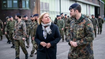 Die Wehrbeauftragte Eva Högl bei einem Truppenbesuch in Schortens im Juni vergangenen Jahres.