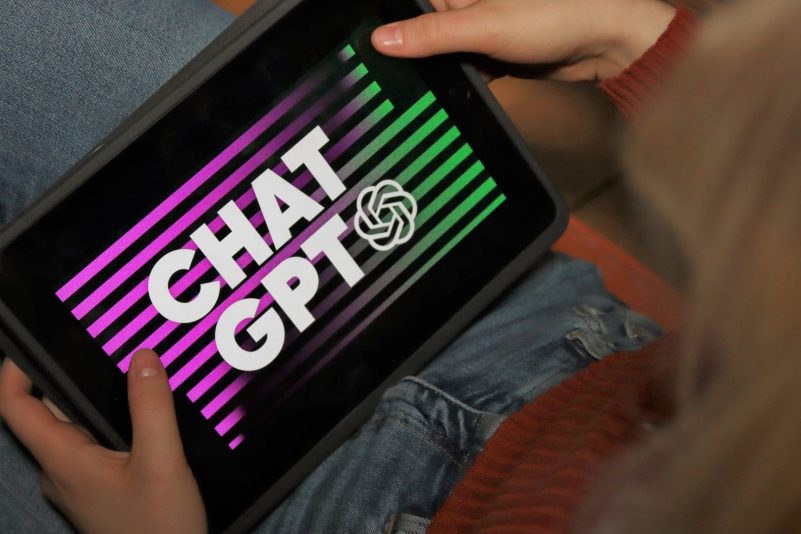ChatGPT kann Sätze formulieren, die von denen eines Menschen kaum zu unterscheiden sind.