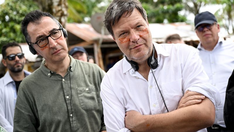 Wirtschaftsminister Robert Habeck und Agrarminister Cem Özdemir (beide Grüne) im brasilianischen Manaus.
