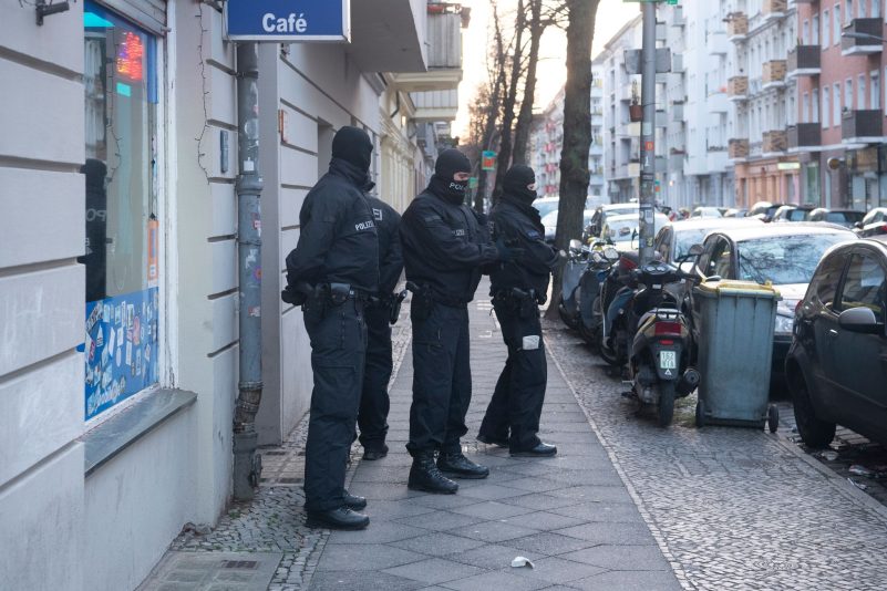 Polizisten bei einer Razzia in der Hauptstadt.