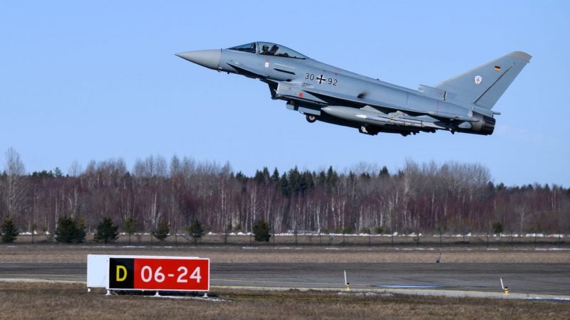 Ein deutscher Eurofighter startet auf der estnischen Luftwaffenbasis Ämari zu einem Übungsflug.