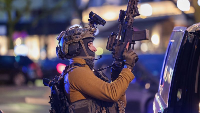 Ein schwer bewaffneter Polizist ist in Berlin-Charlottenburg im Einsatz.