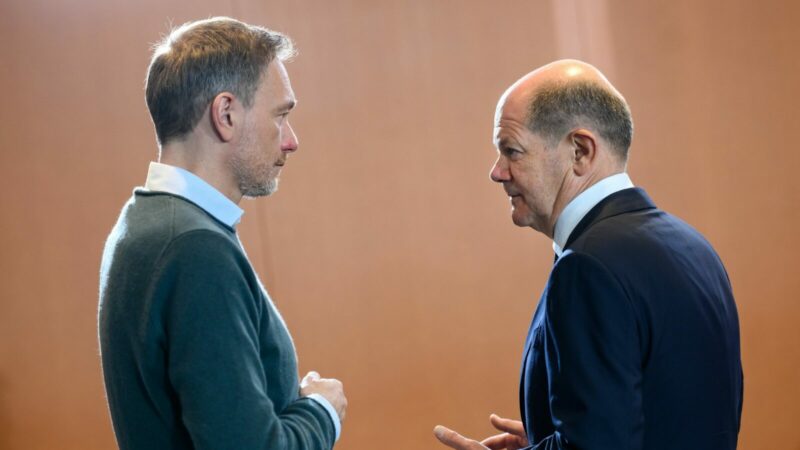 Christian Lindner (l.) und Olaf Scholz zu Beginn einer Kabinettssitzung im Bundeskanzleramt.