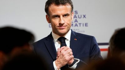 Französische Regierung drückt Rentenreform durchs Parlament