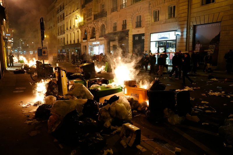 Nach der Entscheidung von Frankreichs Regierung zur Umsetzung der umstrittenen Rentenreform ohne Abstimmung, haben zahlreiche Menschen in Paris protestiert und Mülltonnen in Brand gesetzt.