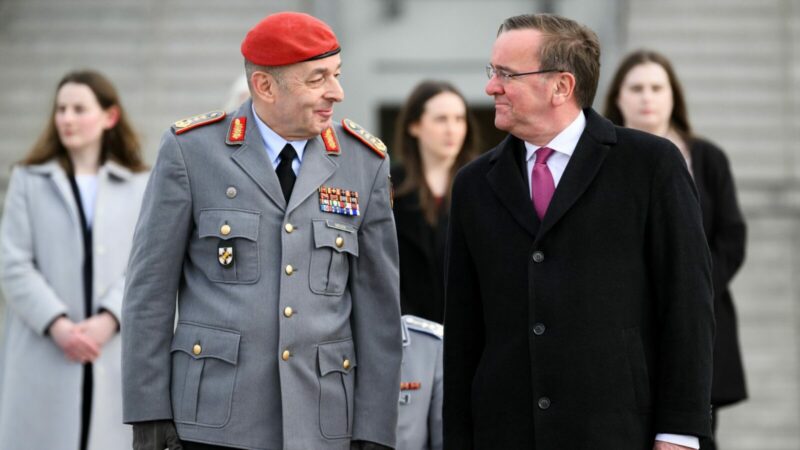 Verteidigungsminister Boris Pistorius (r) mit dem neuen Generalinspekteur der Bundeswehr Carsten Breuer.
