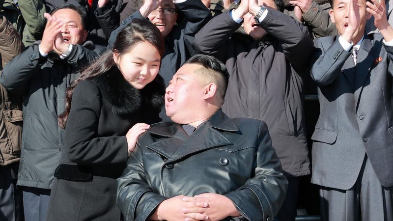 Kim Jong Un und seine Tochter, die laut Angaben mit Wissenschaftlern und Arbeitern für ein Foto zusammen stehen.