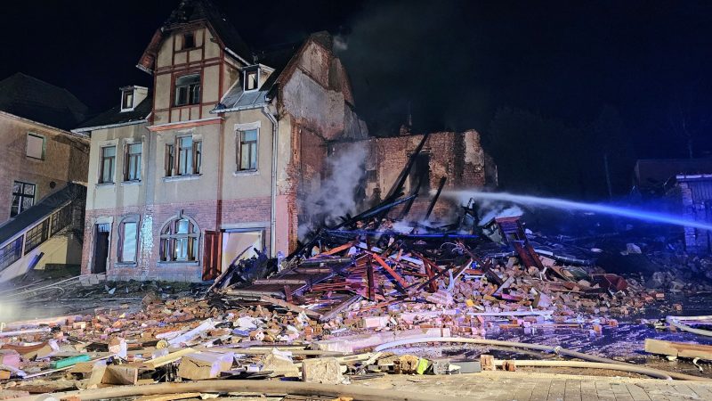 Die Feuerwehr löscht die Reste eines explodierten Hauses.