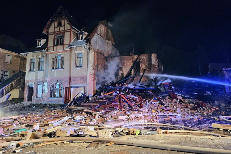 Die Feuerwehr löscht die Reste eines explodierten Hauses.