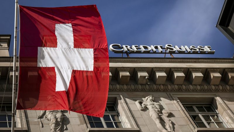 «Alle haben Angst vor dem Kollaps»: Die Flagge der Schweiz weht neben dem Logo der Schweizer Bank Credit Suisse in Luzern.