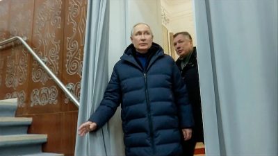 Wladimir Putin besucht das besetzte Mariupol – oder war es ein Doppelgänger?