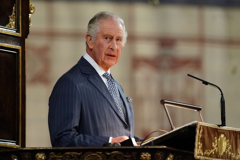 Erinnert mit einem Foto an seine verstorbene Mutter: König Charles.