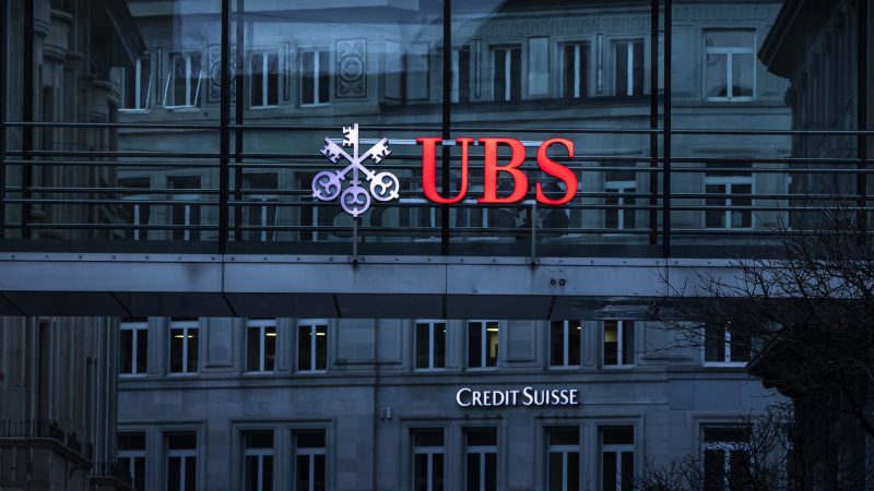 Die Logos der Schweizer Banken Credit Suisse und UBS sind auf verschiedenen Gebäuden in Zürich zu sehen.