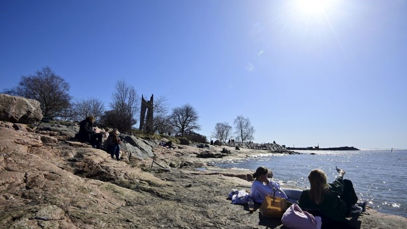 Menschen genießen in Helsinki die Frühlingssonne.