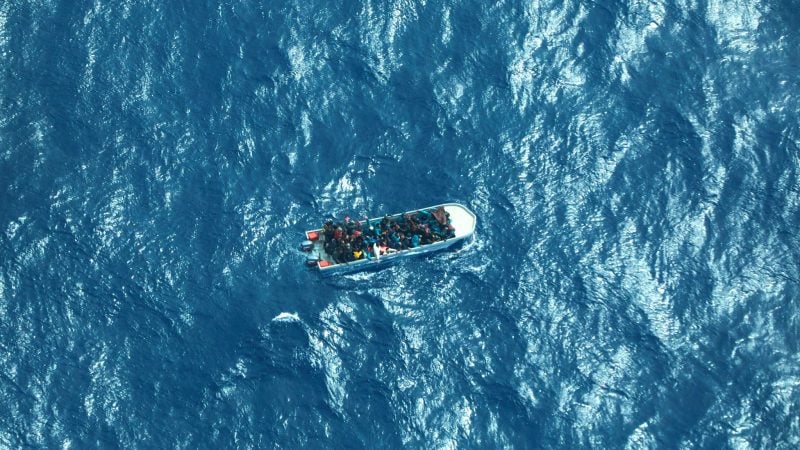Dieses von der humanitären Organisation Sea-watch zur Verfügung gestelltes Bild zeigt Menschen in Seenot auf dem Mittelmeer.