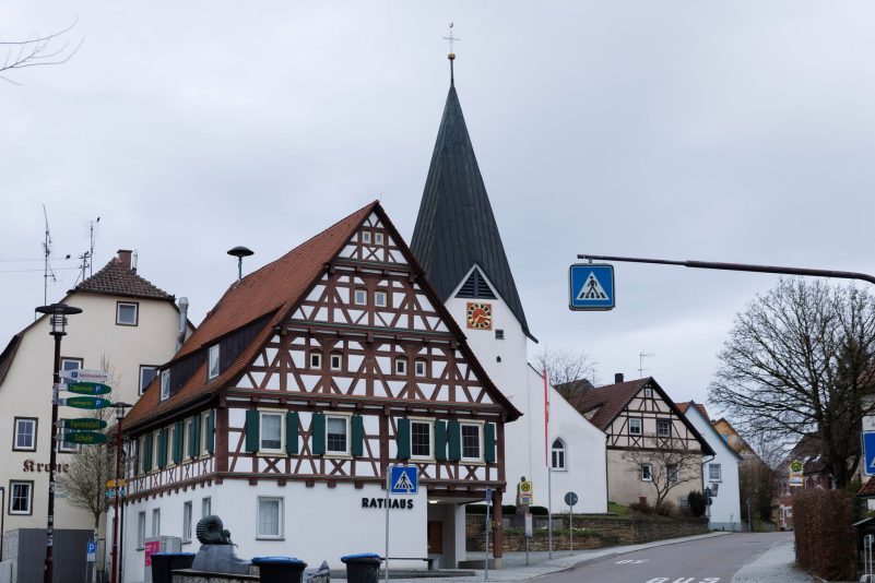 Das Rathaus von Hattenhofen in Baden-Württemberg. In der Nacht zu Sonntag ist in dem Ort ein Kommunalpolitiker angeschossen worden.