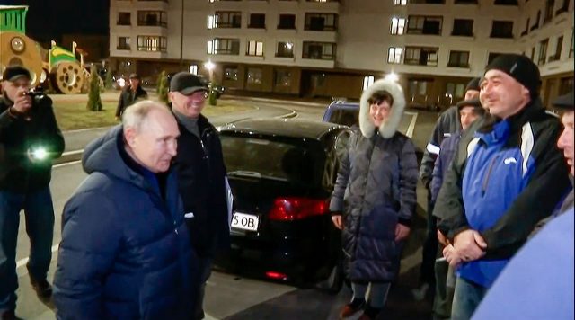 Auf diesem von einem russischen Fernsehsender veröffentlichten Screenshot spricht Wladimir Putin in Mariupol mit Anwohnern.