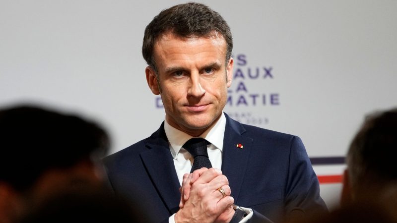 Frankreichs Präsident Emmanuel Macron ist am Ziel: Die umstrittene Rentenreform ist offiziell beschlossene Sache.