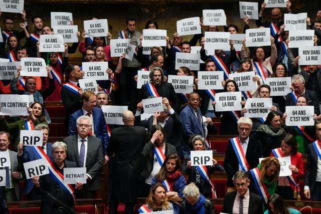 Die umstrittene Rentenreform in Frankreich ist trotz heftiger Proteste beschlossen - linksradikale Abgeordnete reagieren in der Nationalversammlung mit Protestparolen.