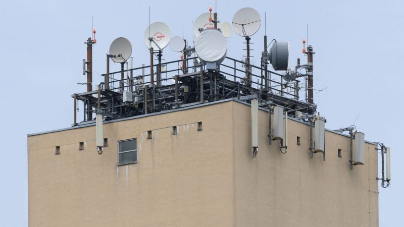 Richtfunkantennen, Fernsehantennen und Mobilfunkmasten sind auf einem alten Wasserturm in Dresden installiert.