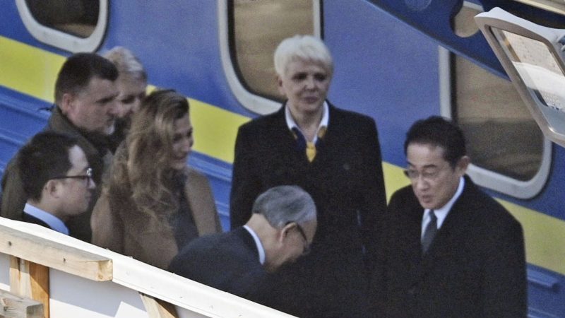 Der japanische Premierminister Fumio Kishida (r) ist in Kiew eingetroffen.