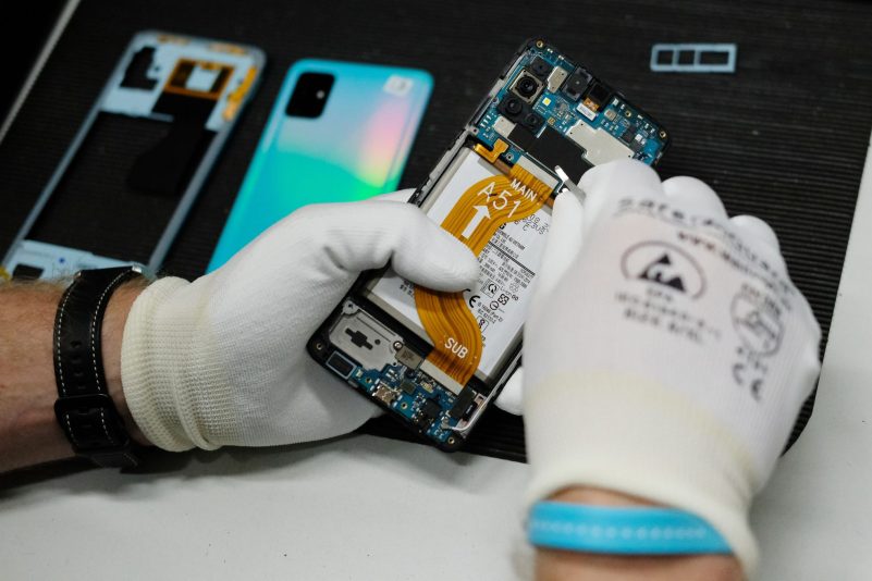 Reparatur eines Mobiltelefones in einer Werkstatt.