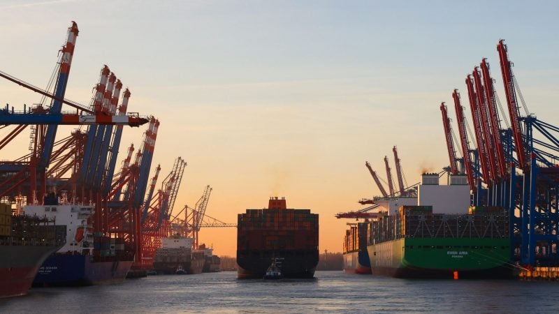 Der Hamburger Hafen ist von der Hafenverwaltung wegen eines Warnstreiks für große Schiffe gesperrt worden.