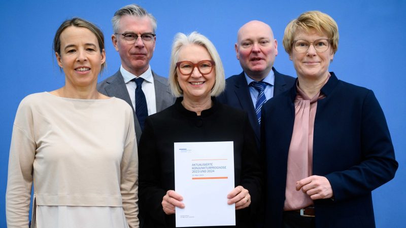 Ulrike Malmendier (l-r), Martin Werding, Monika Schnitzer (Vorsitzende), Achim Truger und Veronika Grimm stellten die aktualisierte Konjunkturprognose 2023/24 vor.