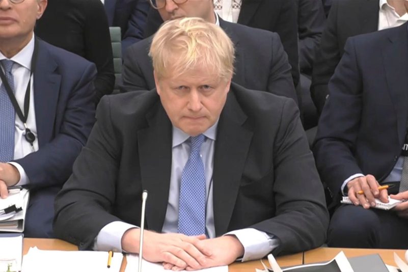 Ex-Premier Boris Johnson sagt vor dem Privilegienausschuss des Unterhauses in London aus.