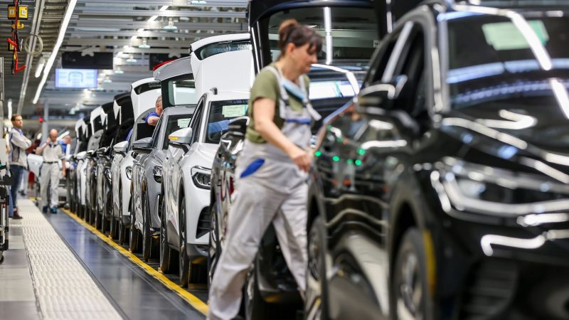 Verschiedene E-Fahrzeuge laufen im Werk von Volkswagen in Zwickau übers Band. Die deutsche Autoindustrie hat im vergangenen Jahr die Exporte von Elektro-Autos deutlich gesteigert.