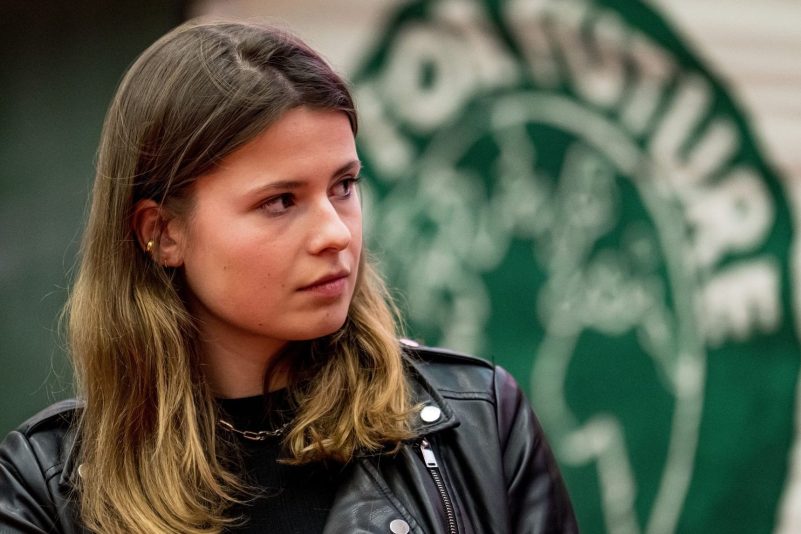 Aktivistin Luisa Neubauer bei einer Podiumsdiskussion von Fridays for Future in Berlin