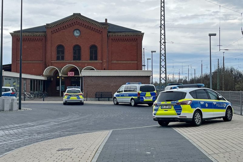 Polizeifahrzeuge vor dem Bahnhof in Guben. Ein Mann hat in einem Regionalzug in Brandenburg eine Jugendliche mit einem axtähnlichen Gegenstand verletzt.