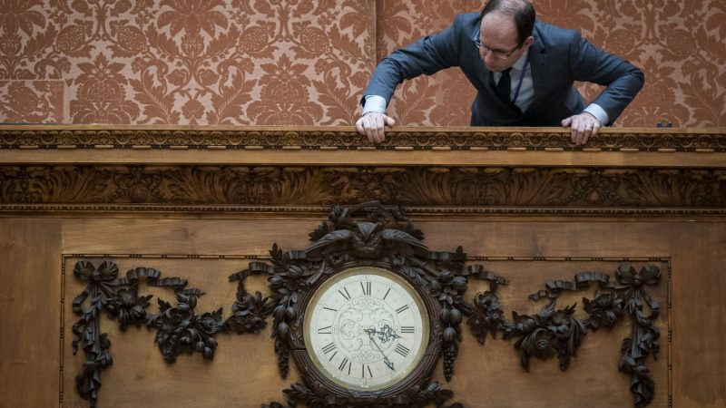 Tjeerd Bakker, leitender Uhrenkonservator im Buckingham Palast, überprüft die Zeit auf einer historischen Wanduhr aus dem 19. Jahrhundert. An diesem Wochenende geht es zurück in die Sommerzeit.