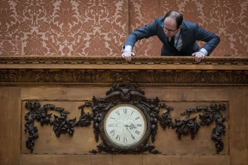Tjeerd Bakker, leitender Uhrenkonservator im Buckingham Palast, überprüft die Zeit auf einer historischen Wanduhr aus dem 19. Jahrhundert. An diesem Wochenende geht es zurück in die Sommerzeit.