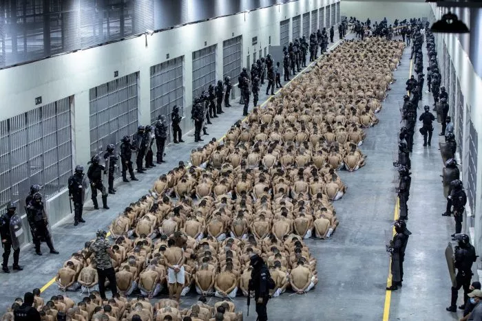 Die Verlegung von Bandenmitgliedern in ein neues Hochsicherheitsgefängnis wird von der Regierung als Actionfilm inszeniert.