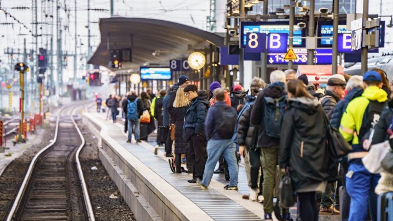 Die Deutsche Bahn stellt am Samstag angesichts des bevorstehenden Warnstreiks ein deutlich erhöhtes Fahrgastaufkommen fest.
