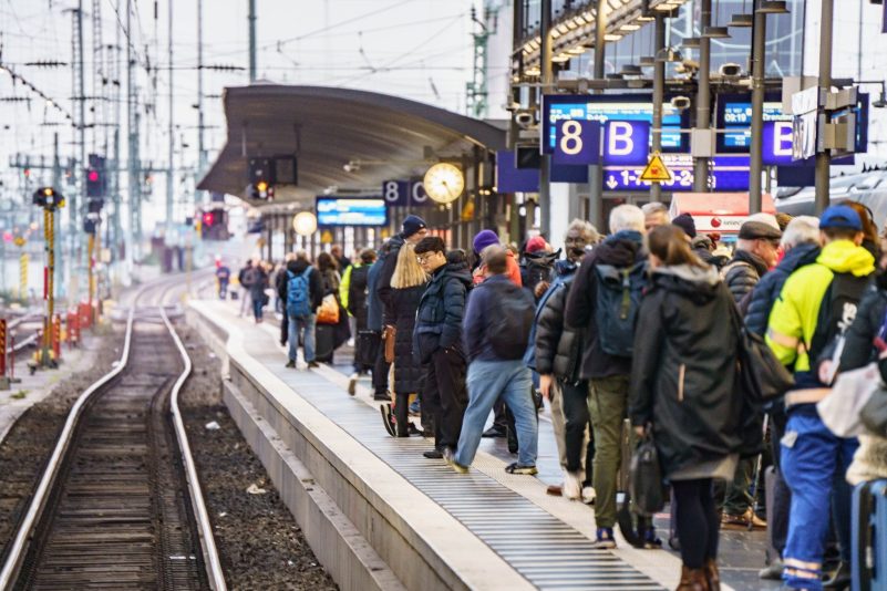 Die Deutsche Bahn stellt am Samstag angesichts des bevorstehenden Warnstreiks ein deutlich erhöhtes Fahrgastaufkommen fest.