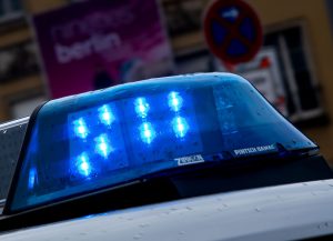 Die Berliner Polizei ermittelt zu einem Angriff mit Handgranate.