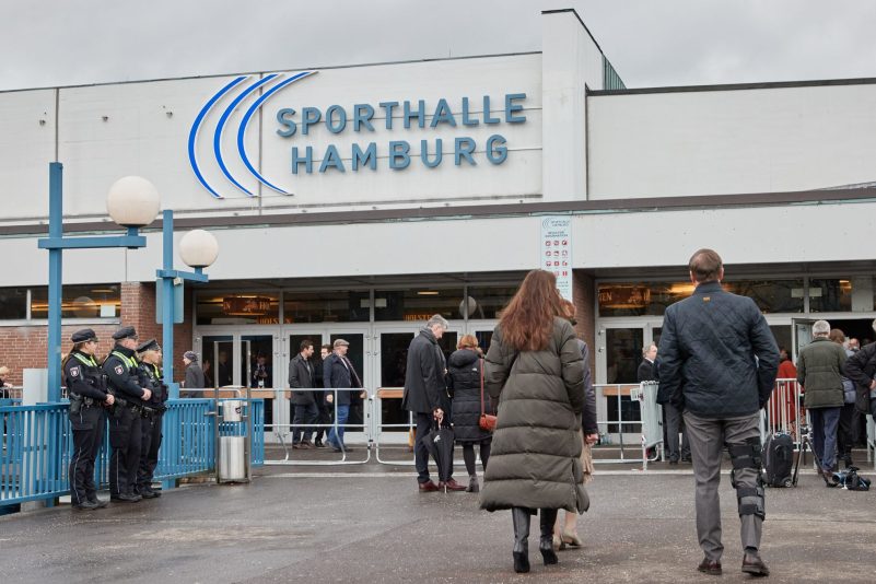 Trauergäste kommen zur Gedenkveranstaltung der Zeugen Jehovas für die Opfer des Amoklaufs in die Alsterdorfer Sporthalle.