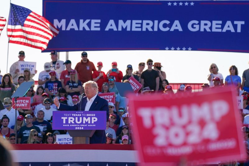 Der ehemalige US-Präsident Donald Trump spricht bei einer Wahlkampfveranstaltung.