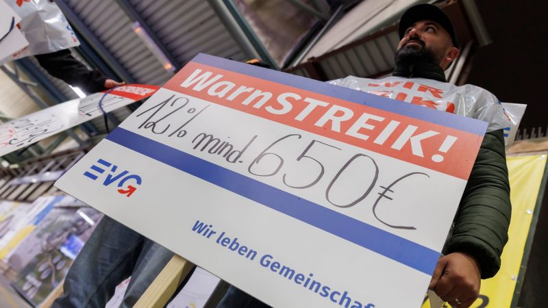 «Warnstreik 12% mind. 650 €»: Streikkundgebung der EVG am Hauptbahnhof Stuttgart.